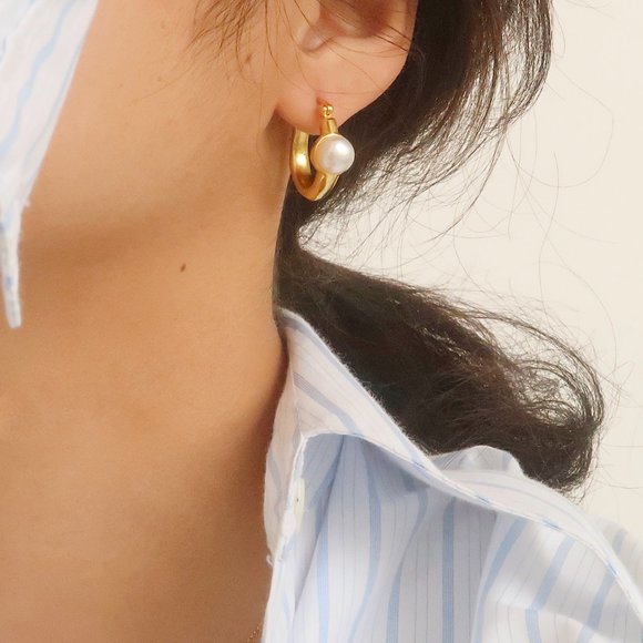 NEW 18K Gold Plated Pearl Hoop Earrings - Picture 7 of 8